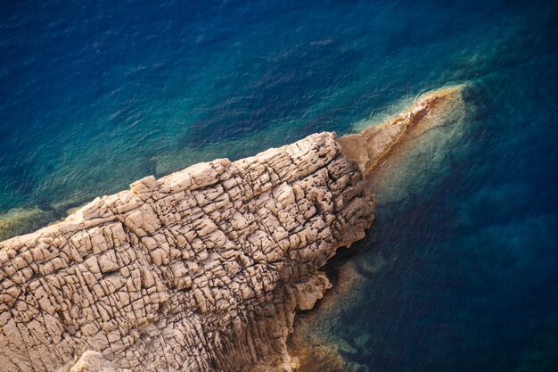 Bello colpo delle scogliere rocciose del mare un giorno soleggiato