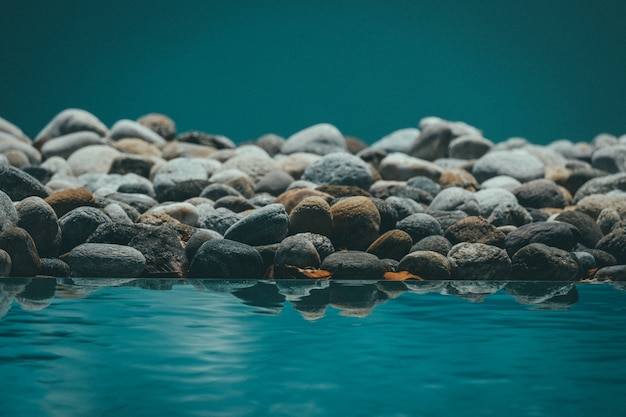 Bello colpo di acqua di riposo che riflette le rocce