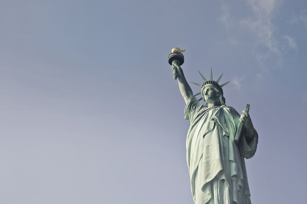 Bello colpo di angolo basso della statua della libertà durante il giorno a New York