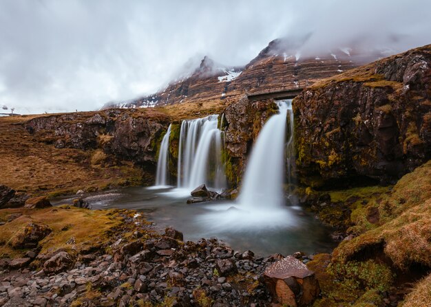 Bello colpo di un campo con cascate sulle colline