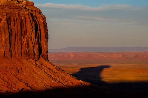 Bello colpo di un deserto e di una grande scogliera un giorno soleggiato