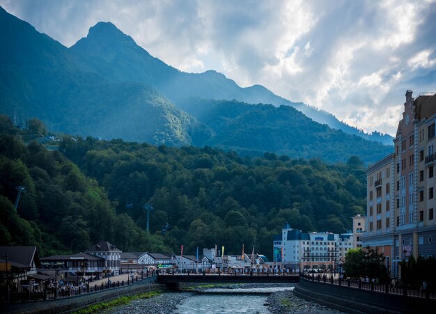 Bello colpo di un ponte della città con una foresta e colline