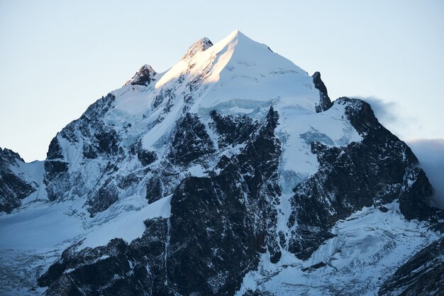 Bello colpo di una montagna nevosa con un chiaro cielo di giorno