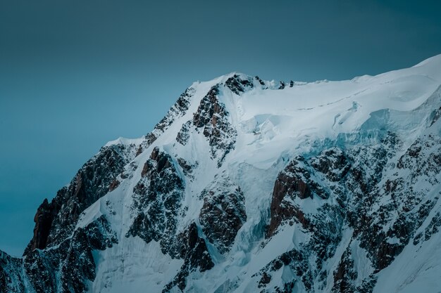 Bello colpo di una montagna nevosa con un cielo libero