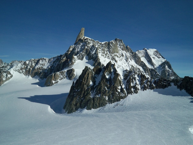 Bello colpo di uno scenario innevato circondato da montagne del Mont Blanc