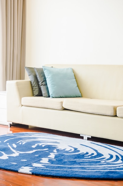 Bello cuscino di lusso sulla decorazione del sofà nell&#39;interno del salone - filtro leggero d&#39;annata