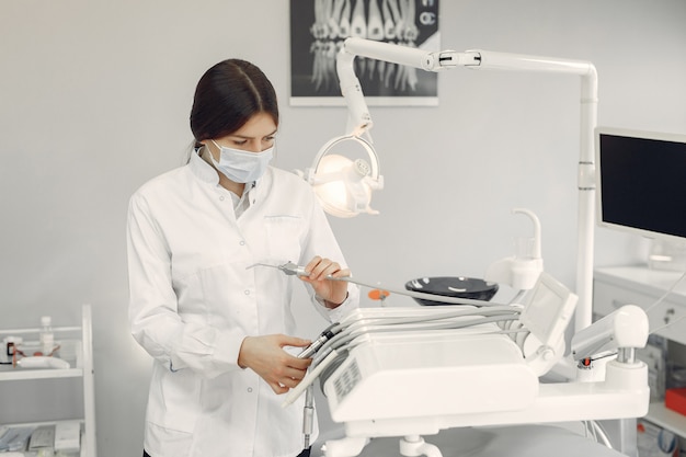 Bello dentista che lavora ad una clinica dentale