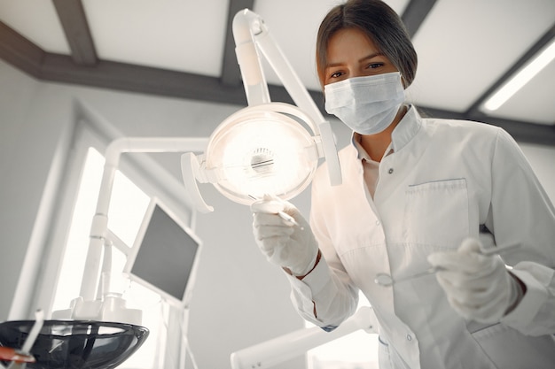 Bello dentista che lavora ad una clinica dentale