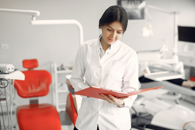 Bello dentista che lavora ad una clinica dentale