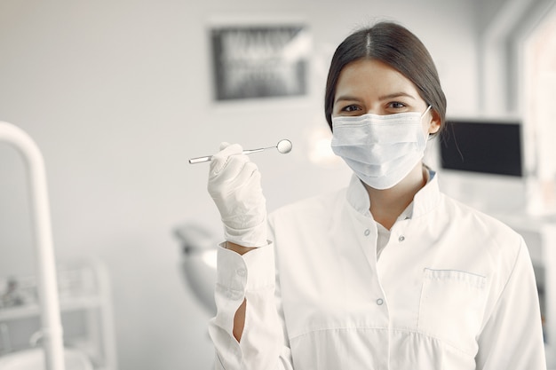 Bello dentista che lavora ad una clinica dentale