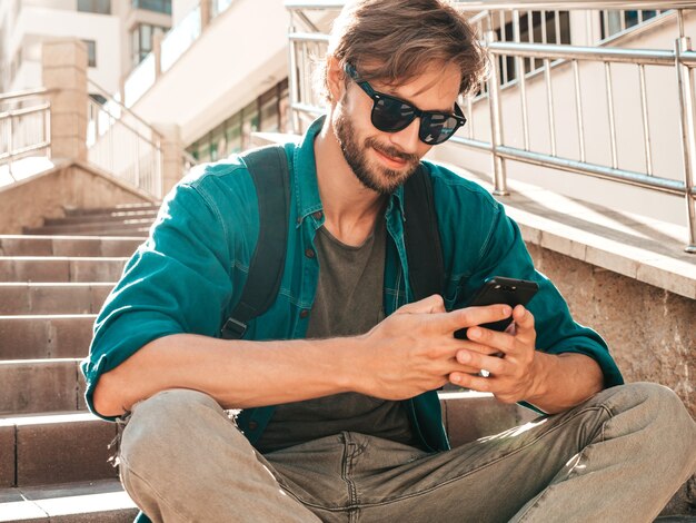 Bello ed elegante sorridente modello lambersexual hipster