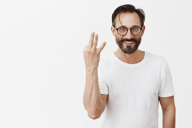 Bello felice barbuto uomo maturo con gli occhiali in posa