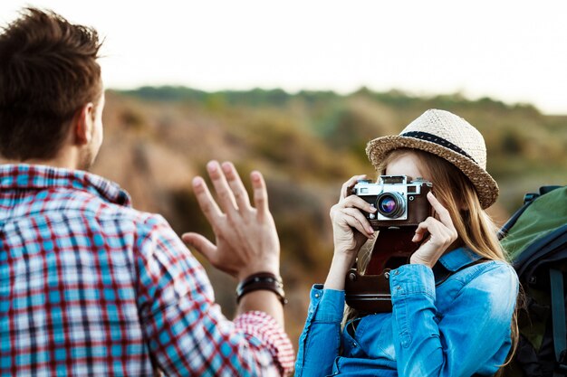 Bello fotografo femminile biondo che prende immagine del ragazzo