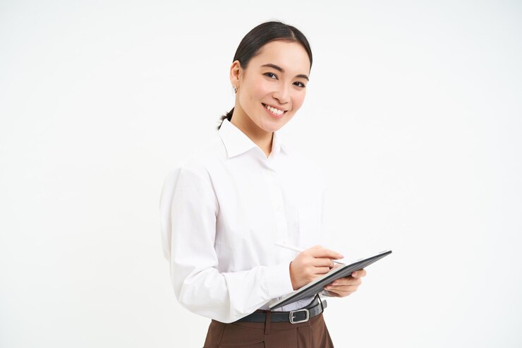 Foto gratuito bello imprenditore asiatico della donna con la compressa digitale che lavora alla riunione principale di progetto di affari a