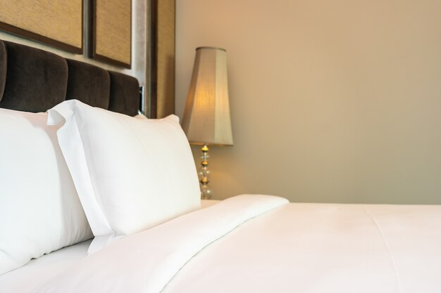 Bello lusso bianco comodo cuscino e coperta decorazione interna della camera da letto