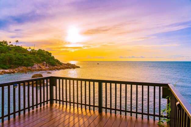 Bello mare tropicale all'aperto della spiaggia intorno all'isola di Samui con l'albero del cocco e altro a tempo di tramonto