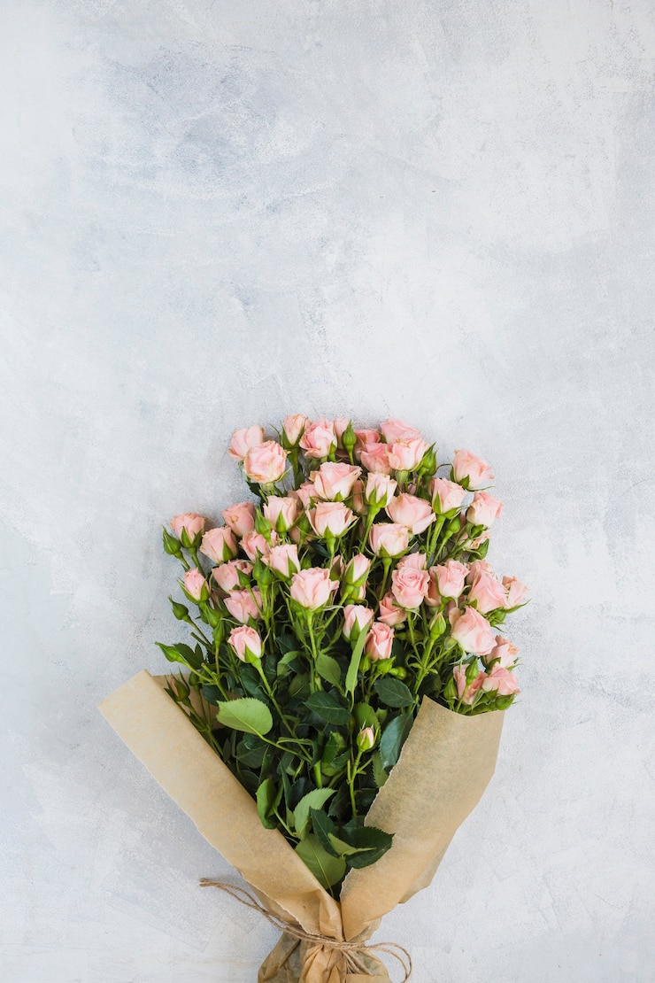 Foto gratuito bello mazzo delle rose rosa su fondo concreto
