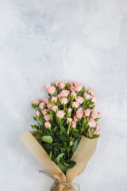 Bello mazzo delle rose rosa su fondo concreto