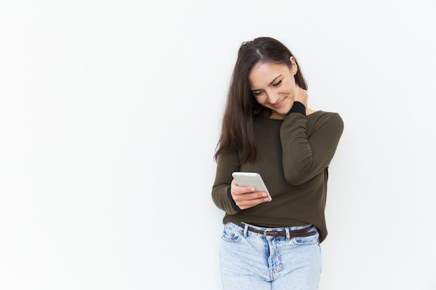 Bello messaggio latino timido sorridente della lettura della donna