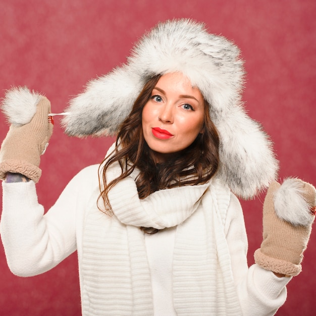 Bello modello femminile in cappello di natale