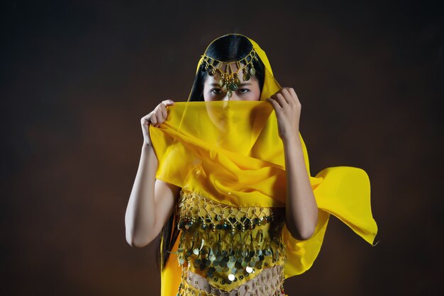 Bello modello indiano giovane della donna indù. Saree giallo tradizionale del costume indiano.