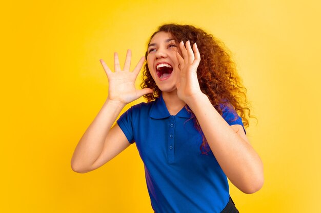 Bello modello riccio femminile in camicia che grida