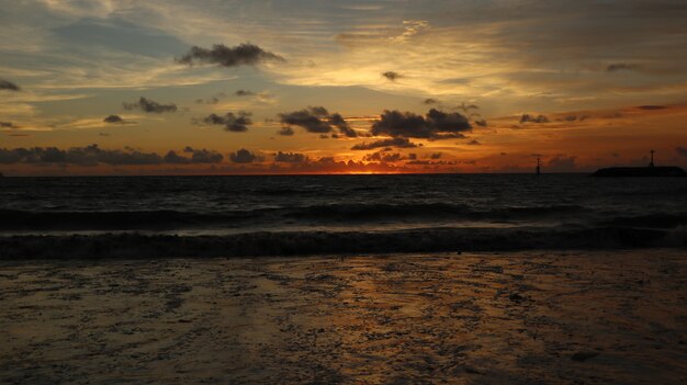 Bello paesaggio alla spiaggia con il tramonto e le nuvole in Bali, Indonesia