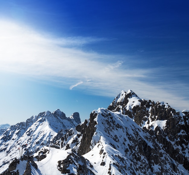 Bello paesaggio con le montagne innevate. Cielo blu. Orizzontale. Alpi, Austria.