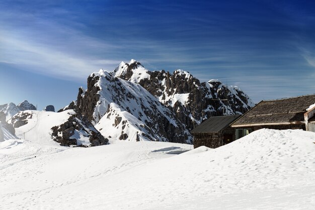 Bello paesaggio con le montagne innevate. Cielo blu. Orizzontale. Alpi, Austria.