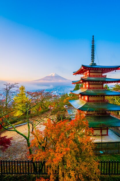 Bello paesaggio della montagna Fuji con la pagoda di chureito intorno all'albero della foglia di acero nella stagione di autunno