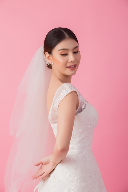 Bello ritratto asiatico della sposa nel rosa