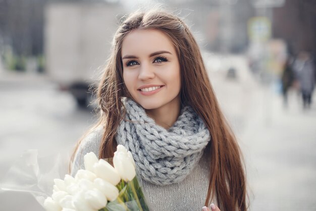 Bello ritratto della giovane donna all&#39;aperto