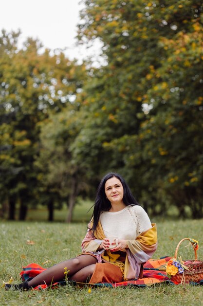 Bello ritratto della ragazza di autunno. Giovane Donna In Posa Su Foglie Gialle Nel Parco In Autunno. All'aperto