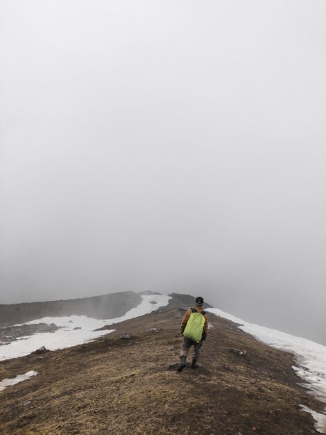 Bello scatto di un giovane maschio asiatico che fa trekking a Chalal Trek Trail Sosan India