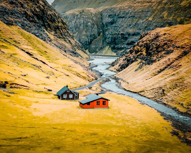 Bello scatto di un grande paesaggio naturale con poche casette nel mezzo