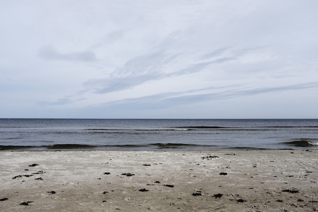 Bello scatto di una spiaggia con il mare