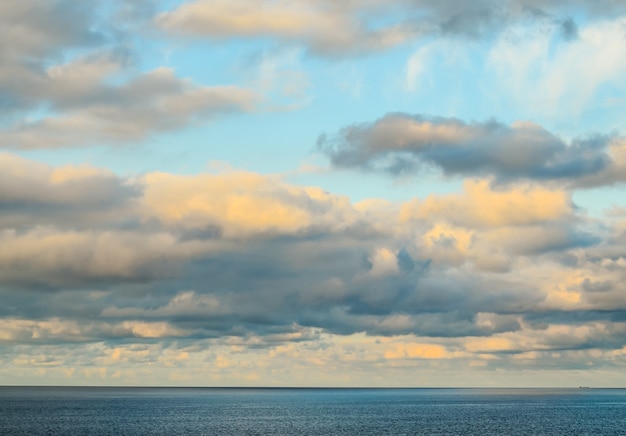 Bello scatto un cielo nuvoloso nell'oceano