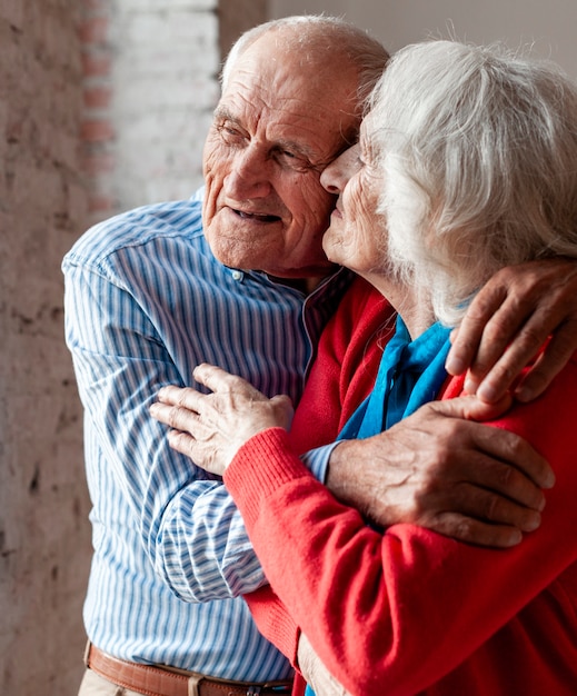 Bello uomo senior e donna insieme