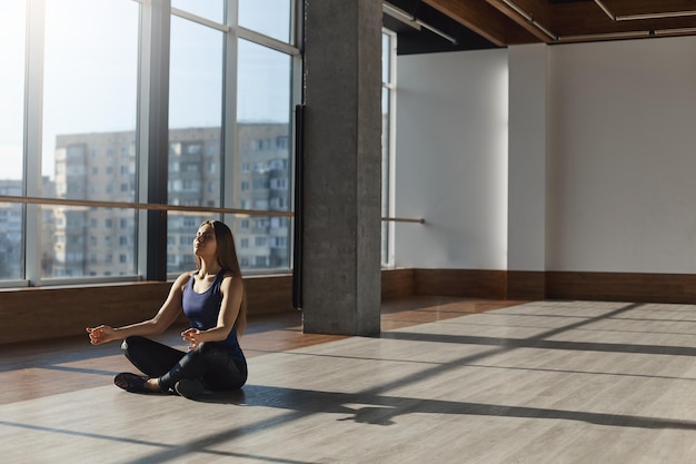 Benessere dello stile di vita e concetto di sport Donna seduta in palestra flo