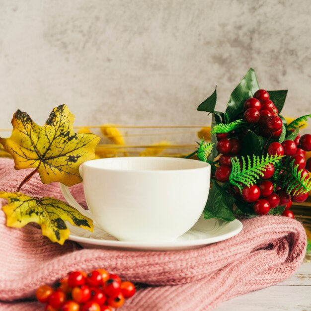 Bere con foglie d&#39;autunno sulla sciarpa