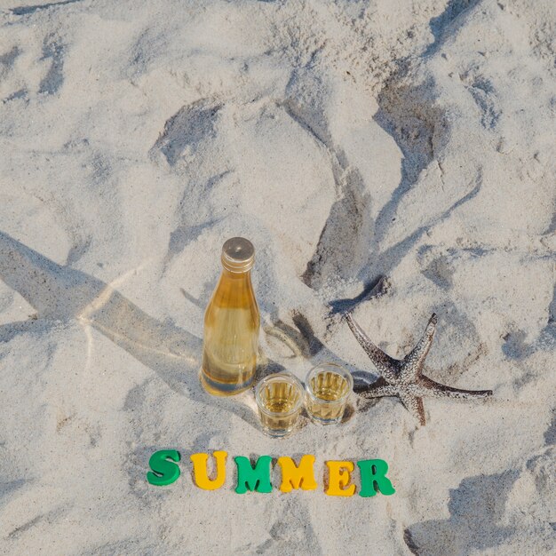 Bere e lettere sulla spiaggia
