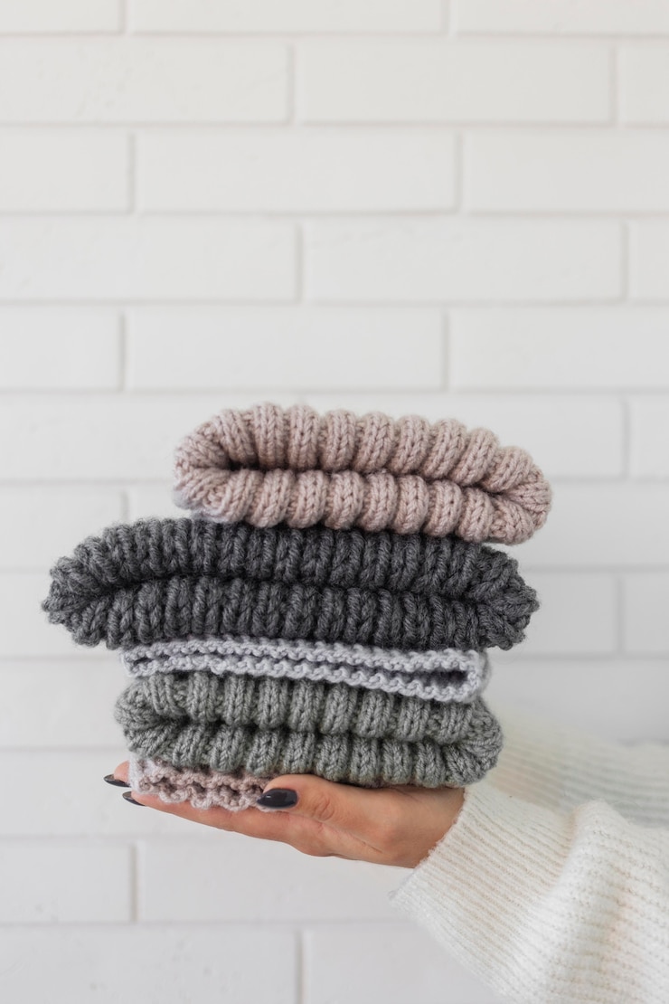 Foto gratuito berretti lavorati a maglia della holding della donna