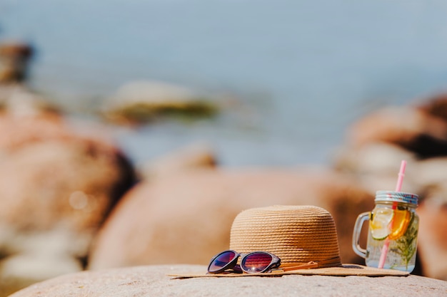 Beutiful paesaggio di spiaggia con occhiali da sole e cappello