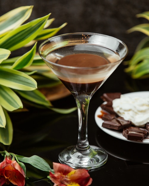 bevanda al cioccolato in un bicchiere da martini