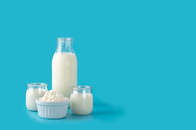 Bevanda al kefir di latte su sfondo blu Prodotto a base di latte liquido e fermentato su sfondo blu