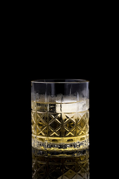 Bevanda alcolica fresca in vetro trasparente