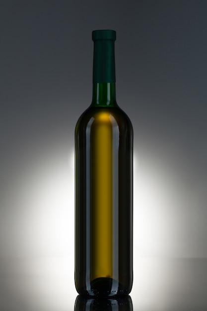 Bevanda alcolica in una bottiglia di vetro