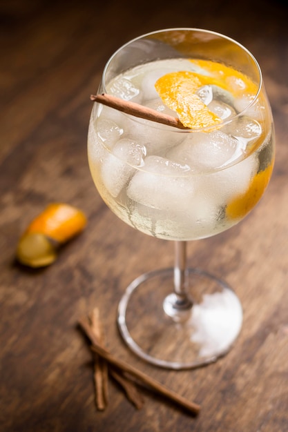 Bevanda aromatica del cocktail del primo piano pronta per essere servito