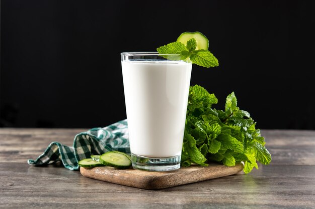 Bevanda ayran con menta e cetriolo in vetro su tavola di legno