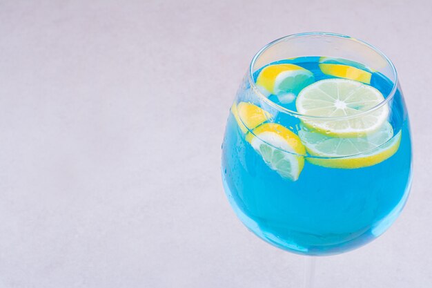 Bevanda blu con fette di limone.